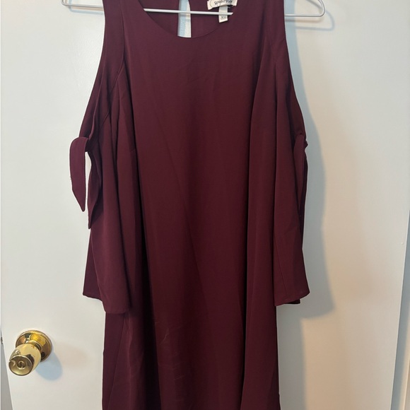Speechless Dresses & Skirts - Speechless Brand Trendy Chic Maroon Shoulder Cutout Dress